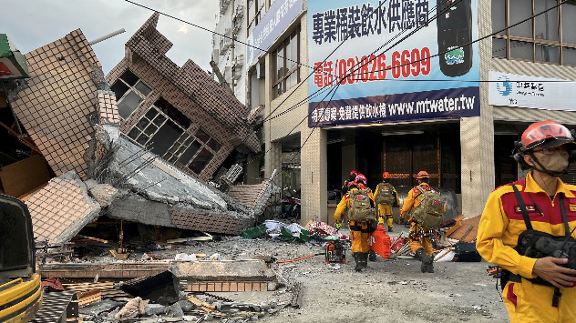 Echipele de salvare acționează în clădirile prăbușite. 