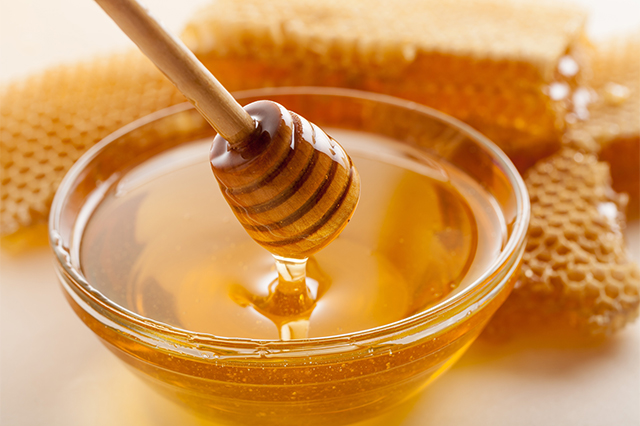 Wist je dat een bij ongeveer zeven keer rond de aarde moet vliegen om één kilo honing te maken?