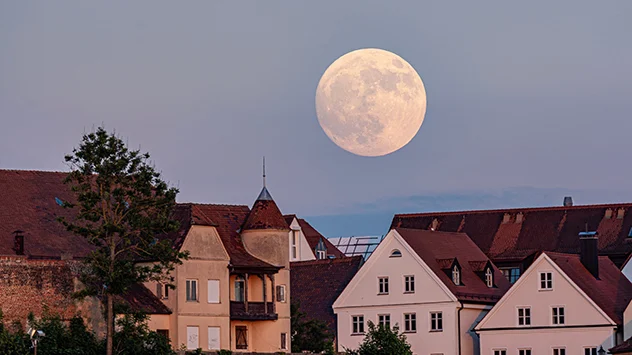 In Horizontnähe erscheint der Mond immer größer, als wenn er hoch über dem Horizont steht.