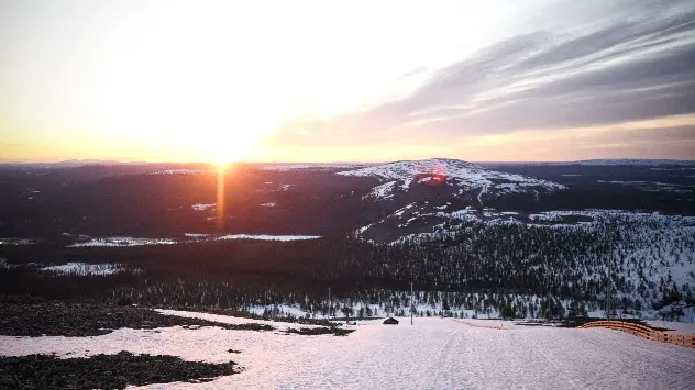 foto af solopgang på Polardagen i maj i Kolari, Finland. Den sidste solopgang indtil juli.