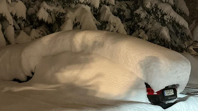 Auto unter dicker Schneehaube