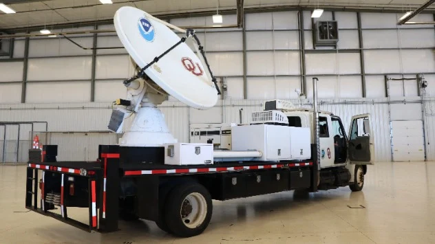 Radarele Doppler mobile urmăresc tornadele și furnizează date detaliate privind formarea și dinamica acestora.