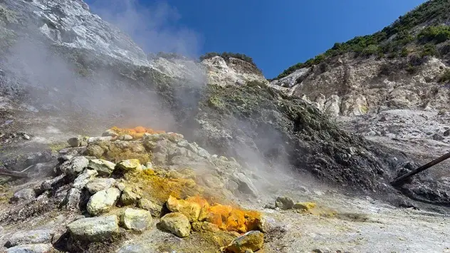 Gaze vulcanice fierbinți erup din craterul Solfatara, în apropiere de Napoli.