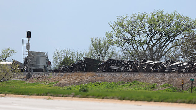 Ein Güterzug liegt auf der Seite in Nebraska, nachdem ihn ein Tornado aus den Schienen geworfen hat.