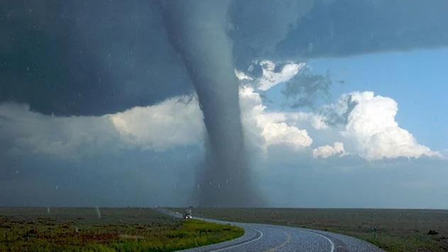 Tornado keilförmig feg über Felder und Straßen