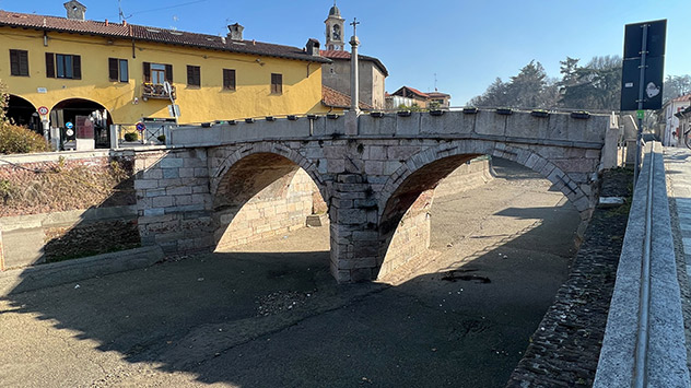 Diese Brücke führt normalerweise über einen Fluss, der allerdings nicht mehr existiert. 