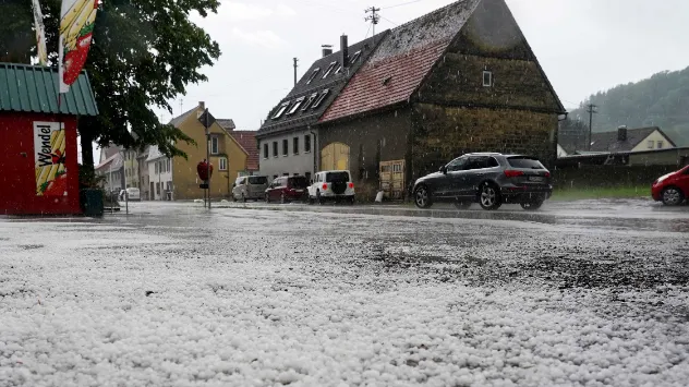 Ein Hagelgewitter entlädt sich bei Süßen im Landkreis Göppingen.