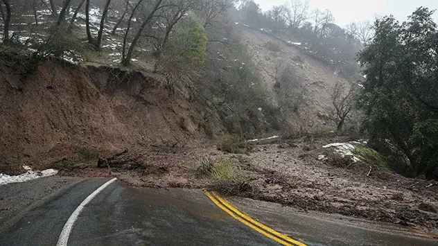 Un glissement de terrain bloque une route près de Springville.