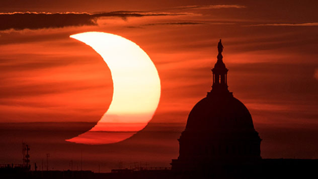 Auch über dem Capitol in Washington, D.C. erschien die Sonne am Morgen als schmale Sichel. 