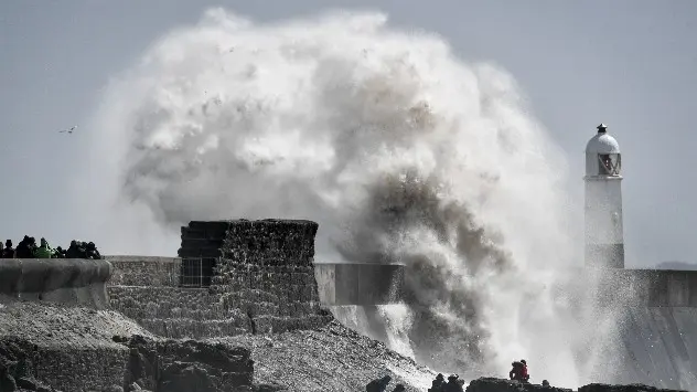 Large waves hit harbour