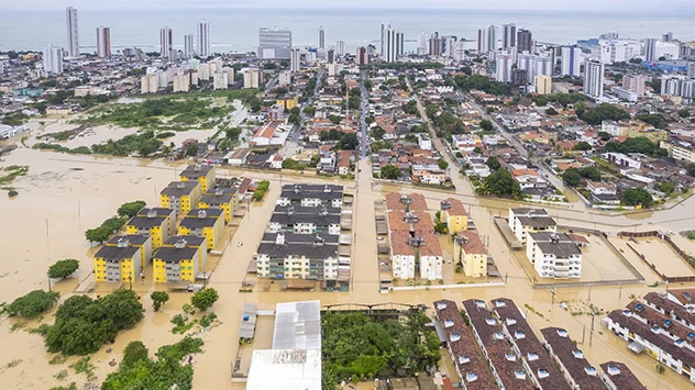 Bild: dpa Luftaufnahme von Recife: Große Gebiete überschwemmt