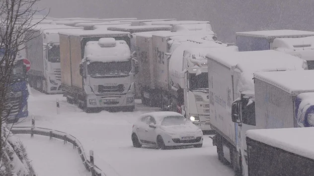Stau auf Autobahn durch Schneefall