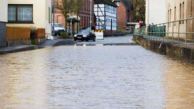 In Höxter im Nordosten Nordrhein-Westfalen sind erste Straßen überflutet. Die Nethe, ein Nebenfluss der Weser, ist über das Ufer getreten. 