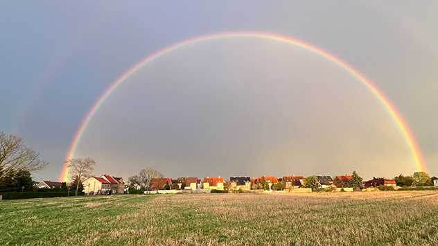 Bei Zscherndorf nördlich von Leipzig ist neben dem Hauptregenbogen ein Nebenbogen schwach zu erkennen.
