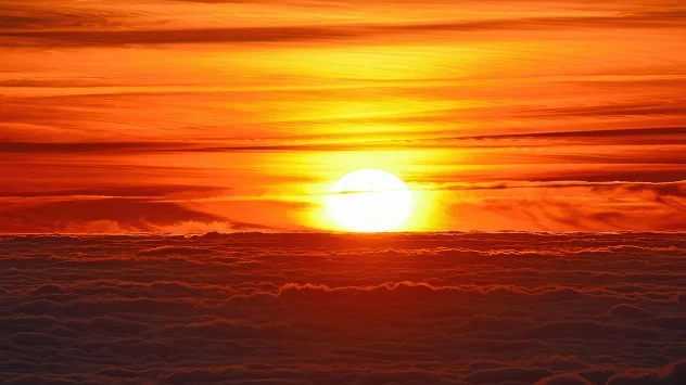 Pobyt slunečních paprsků v atmosféře nám lehce prodlužuje jejich lom a také fakt, že samotné Slunce není jen jediným bodem, nýbrž diskem.