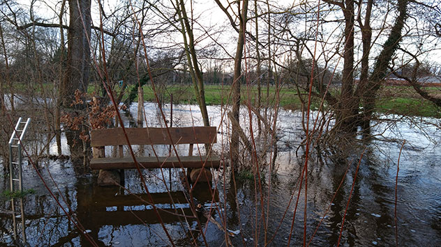Die Erse bei Eltze bei Hannover hat die Uferbereiche überflutet.