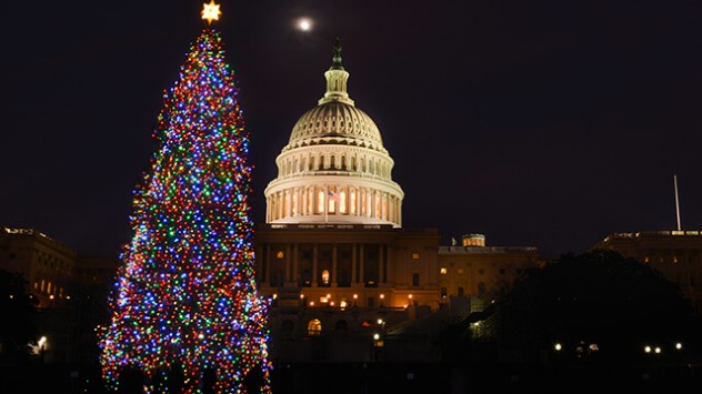 Kapitol in Washington D.C. mit beleuchtetem Weihnachtsbaum