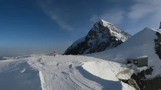 Sehr milde Luftmassen in den Alpen, wie hier auf dem 3571 Meter hohen Jungfraujoch.