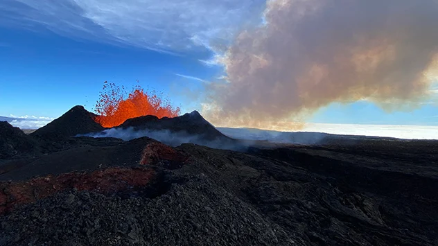 © dpa Der Mauna Loa auf Hawai spuckt nach wie vor Lava und Asche aus.