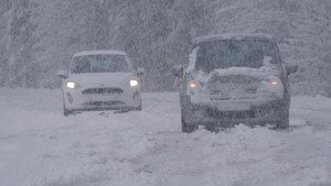 Schnee auf Autos und Straßen