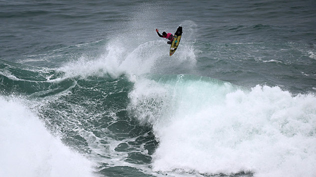 Surfer springt über Welle