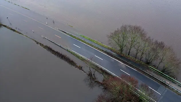 Blick auf das Hochwassergebiet an der Ems: Eine Straße bei Lathen steht unter Wasser.