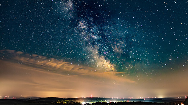 In den klaren Nachtstunden lässt sich die Milchstraße entdecken. Hier eine Langzeitbelichtungsaufnahme aus dem Knüllgebirge in Nordhessen.