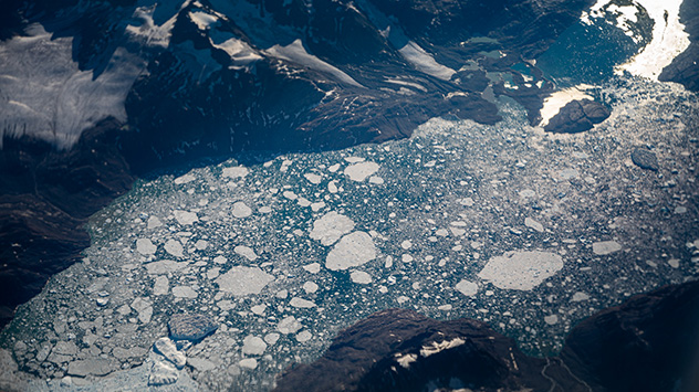 Im Gegensatz zu Eisbergen sind Eisschollen gefrorenes Meerwasser und meist relativ flach.