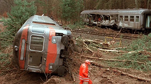 Een omver geworpen trein door ontwortelde bomen in deelstaat Hessen, Duitsland, tijdens storm Daria.