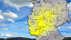 Karte zeigt Sonnenstundendauer am Mittwoch - Hintergrund Mittelgebirgslandschaft mit Sonnenschein (c) Hardy Schulz