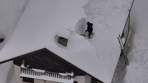 Schnee wird vom Dach geschaufelt (c) WetterOnline