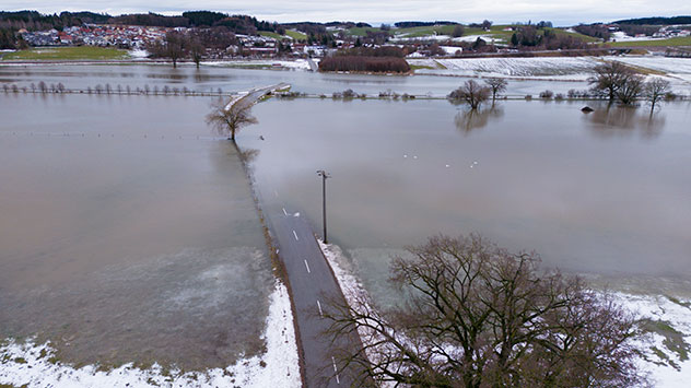 An der Großen Vils in Bayern herrscht ebenfalls Hochwasser. Eine Straße zwischen dem niederbayerischen Achldorf und Gaindorf ist überflutet. 