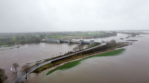 Das Hochwasser am Weserwehr im Landkreis Verden (Aufnahme mit Drohne): Die Zufahrt und Durchfahrt sind seit Weihnachten gesperrt. 