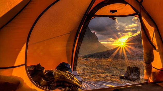 Bei einer Tour mit Übernachtung klären Sie vorab, ob das Aufstellen eines Zeltes im Wandergebiet genehmigt ist. 