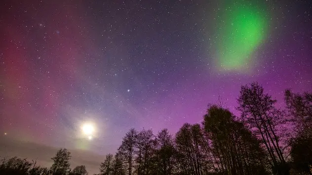 Aurora boreală surprinsă în noaptea de 23-24 aprilie din Brandenburg, Germania.