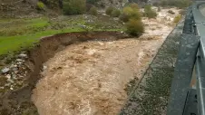 Sturzfluten reißen Ufer weg