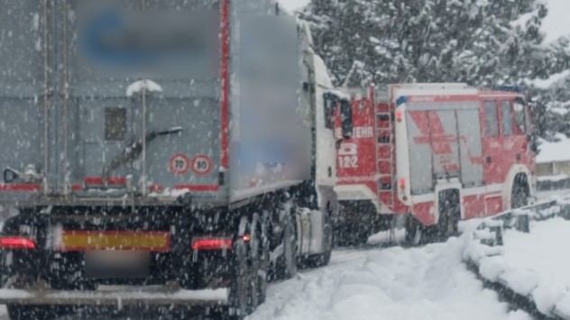 Zahlreiche Feuerwehreinsätze gibt es durch hängengebliebene Pkw und Lkw.