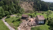 Häuser vor einem Erdrutsch