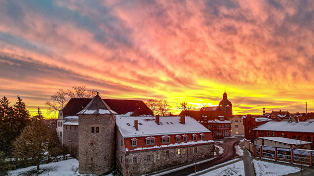 Am Morgenhimmel über Harzgerode überwiegen Gelb- und Orangetöne.