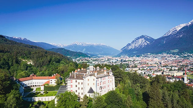 Das Schloss Ambras Innsbruck thront oberhalb der Stadt