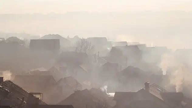 Pri temperaturnoj inverziji gotovo da nema izmjene zraka. Zagađivači ostaju zarobljeni u tankom sloju zraka blizu tla.