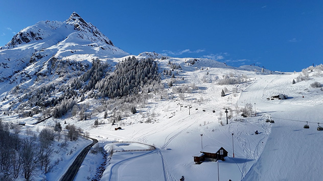 In den Skigebieten herrschen perfekte Bedingungen. Kaiserwetter und eine hervorragende Fernsicht sorgen für Pistenspaß pur.