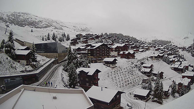  Eine Schneedecke überzieht die Gemeinde Bettmeralp im Schweizer Kanton Wallis. Sie liegt auf knapp 2000 Meter Höhe.