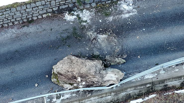 Felsbrocken liegt auf Straße