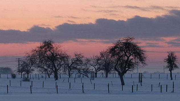 Im dick verschneiten Rheinland geht der erste Feiertag mit abendlichen Dämmerungsfarben zu Ende. 
