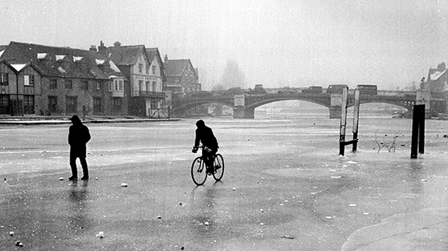 Auch Großbritannien erlebt den kältesten Winter seit mehr als hundert Jahren. Sogar die Themse friert zu, wie auf diesem Bild zu sehen ist.