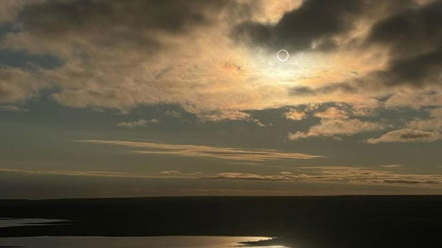 Aber erst über der Hudson Bay, im Nordwesten Grönlands, über dem Polarmeer und dem Nordosten Sibiriens wurde die Sonne maximal vom Mond bedeckt.