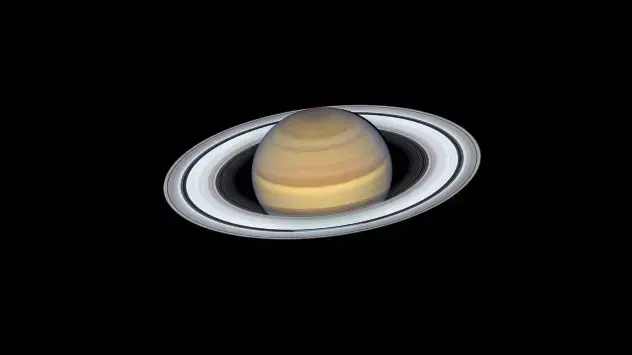 Planeta Saturn, surprinsă aici de Telescopul Spațial Hubble, va fi vizibilă la sfârșitul acestei luni.