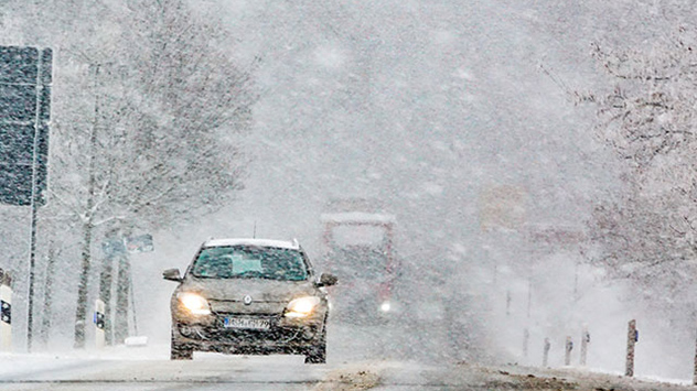 Zum Monatsanfang beschert ein Tief einigen Regionen reichlich Schnee. Auf den Straßen ist es streckenweise glatt. Es kommt zu zahlreichen Unfällen.