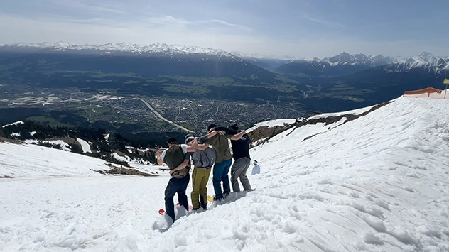 Die Hitze lockt noch einmal auf die Berge. In Innsbruck ist Figln angesagt. Mit kurzen skiähnlichen Brettern geht's die Nordkette hinunter.